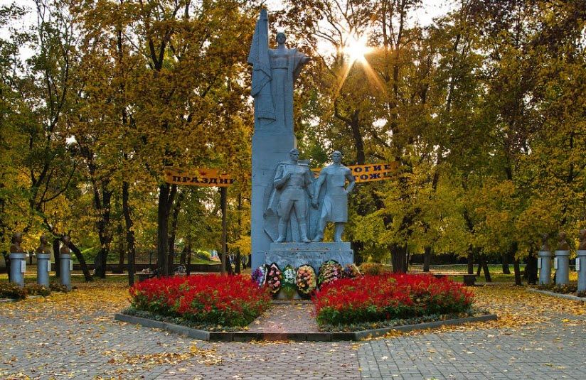 Памятник Победы и Аллея Славы