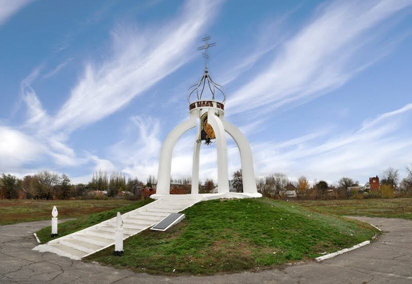 Памятник ушедшим поколениям