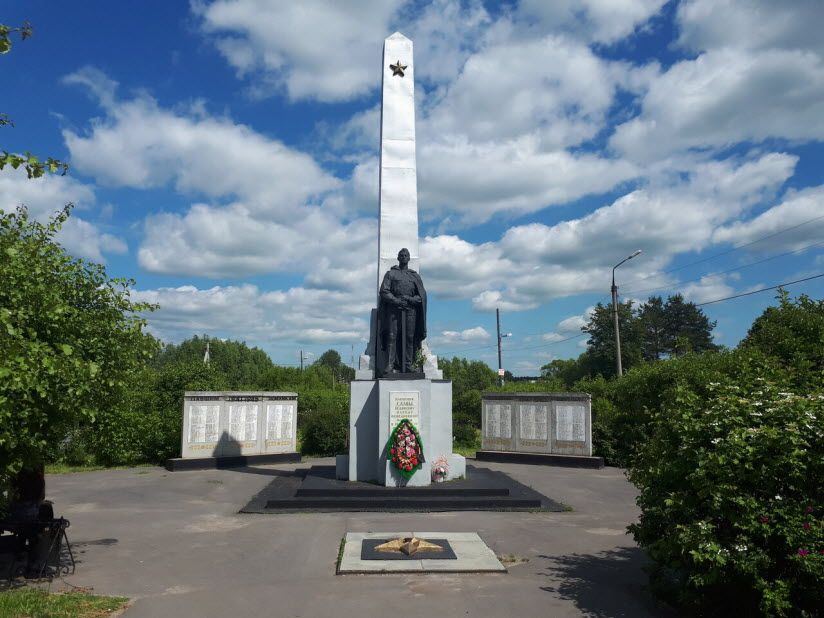 Памятник погибшему солдату
