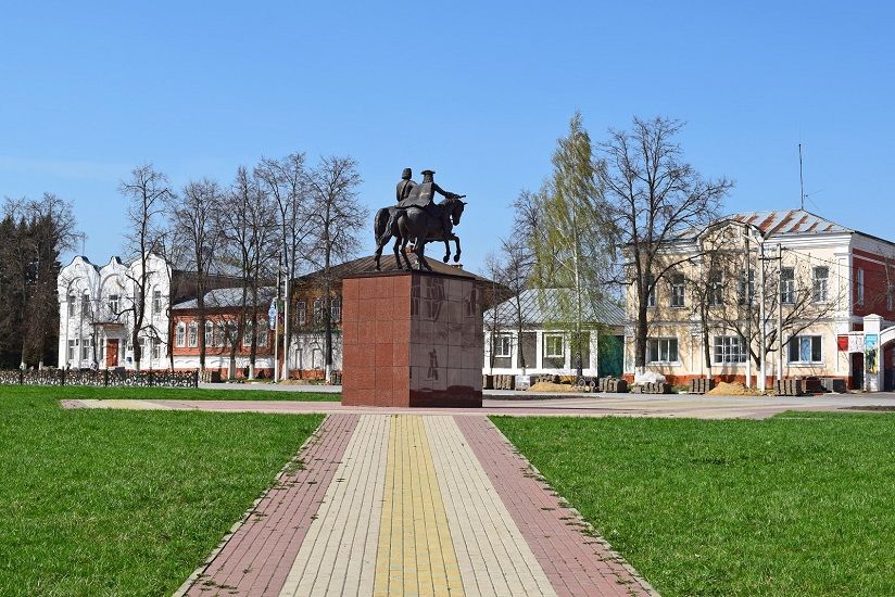 Памятник Петру I и Александру Меншикову