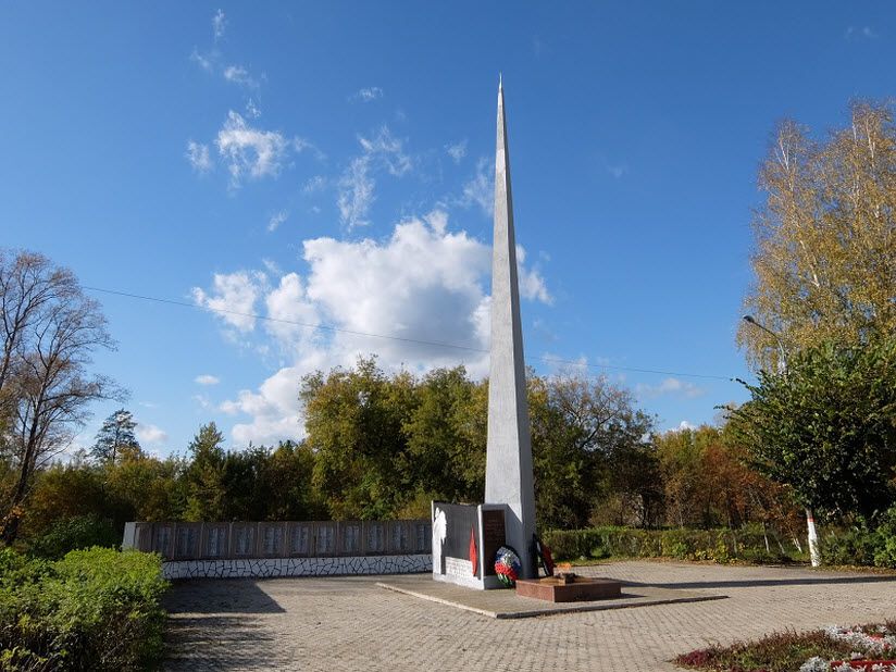 Обелиск Воинам-рошальцам, погибшим в войне 1941-1945 гг.