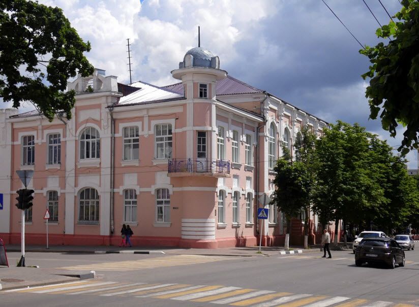 Здание бывшей женской гимназии