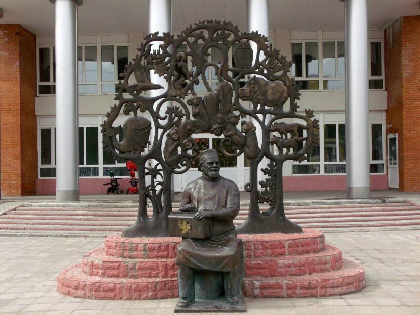 Памятник Айболиту