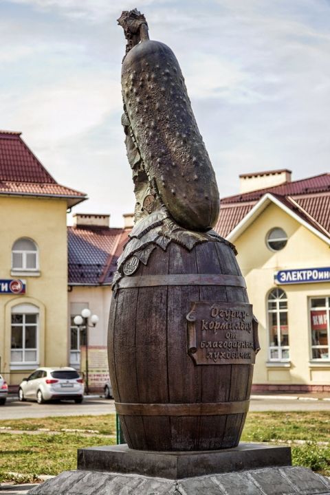 Памятник Огурцу