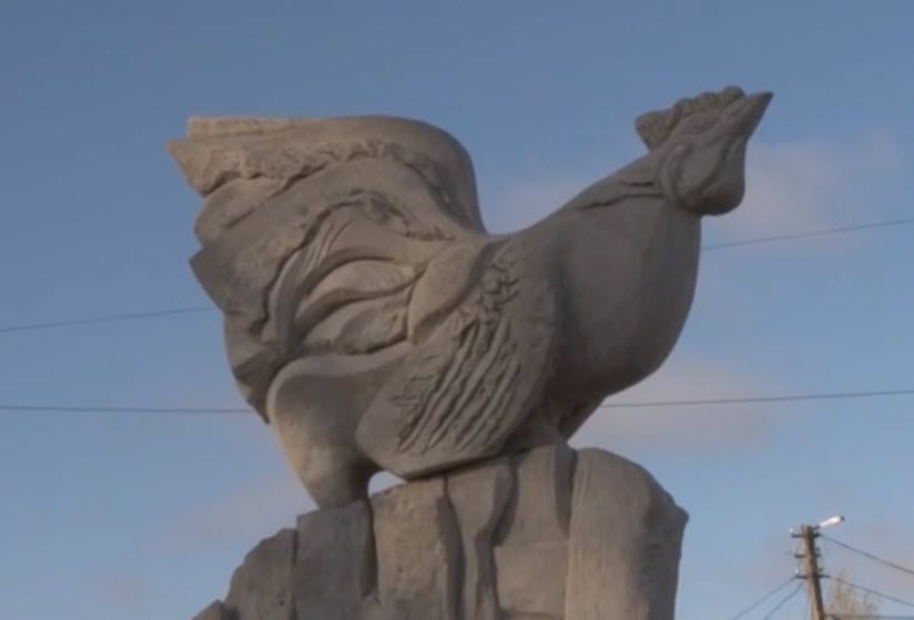памятник Петуху