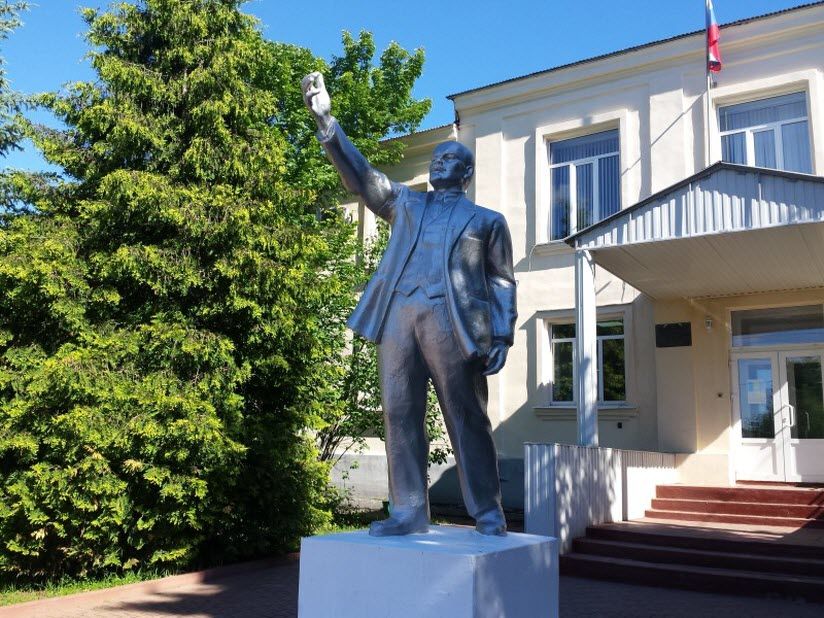 Памятник В. Ленину