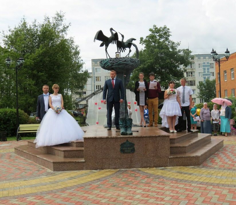 Памятник «Аисты»