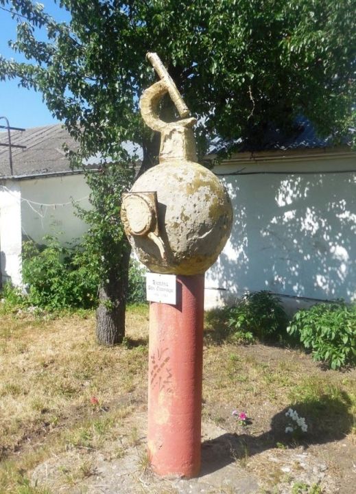 Памятник микроскопу