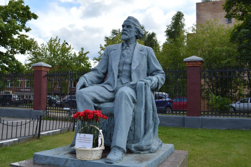 Памятник Н.Д. Зелинскому