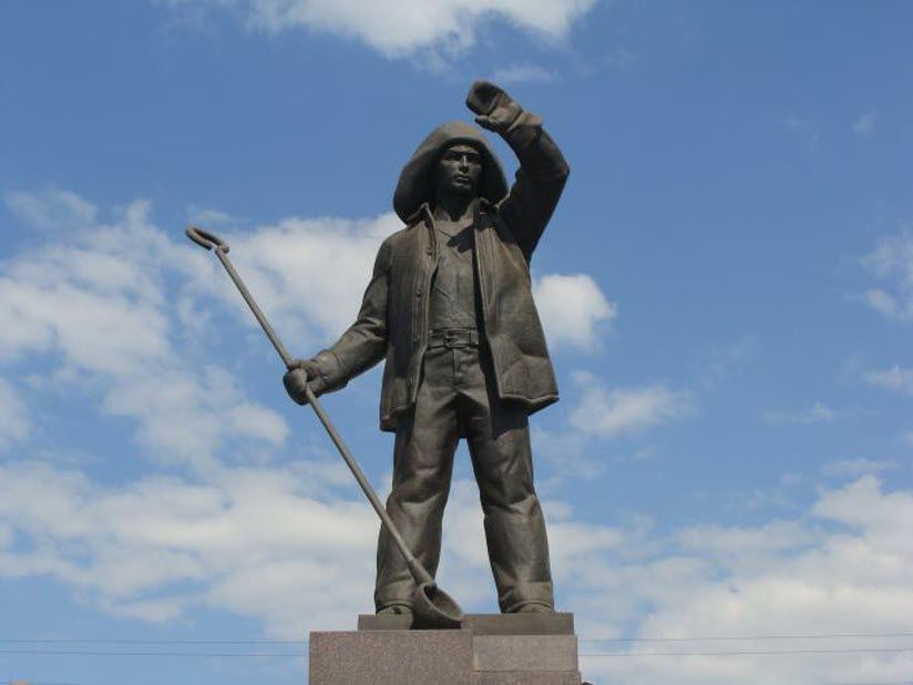 Памятник металлургу