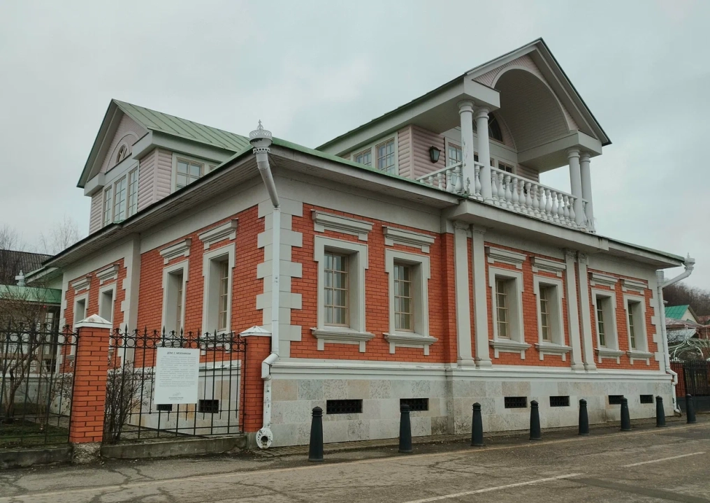 Дом с мезонином