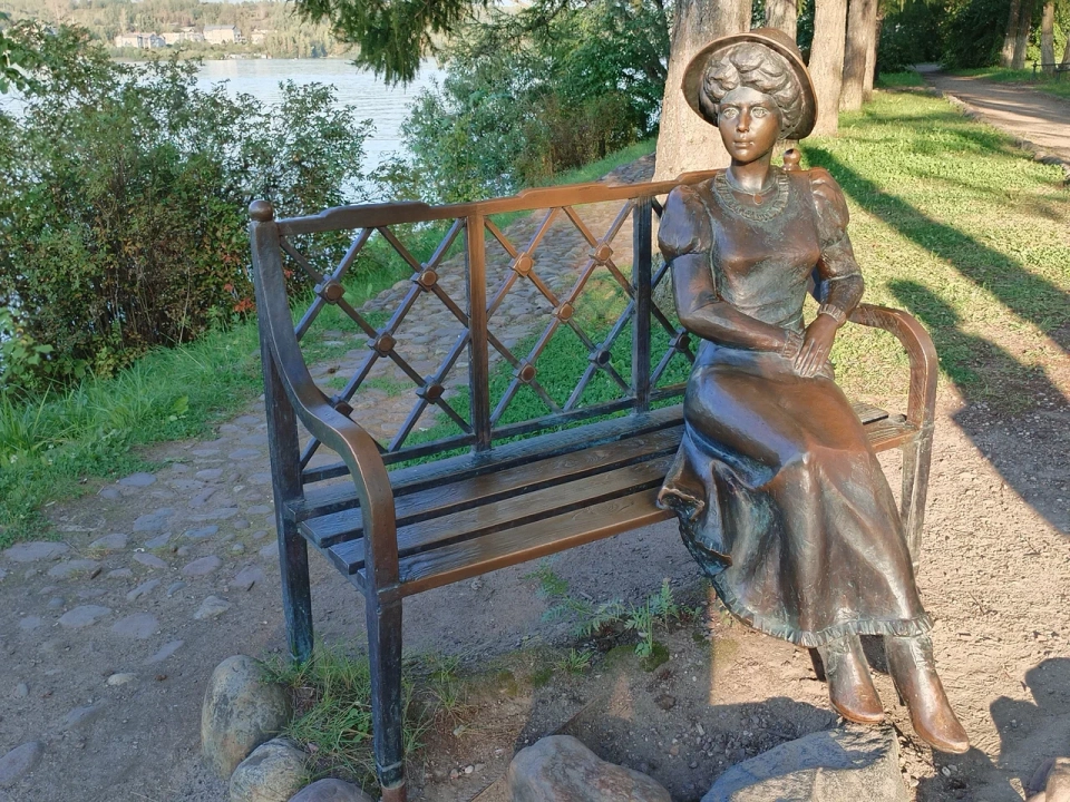 Скульптура «Дачница»