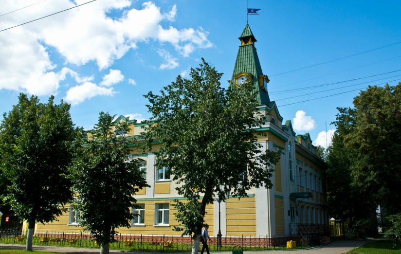 Дом с башней и шпилем