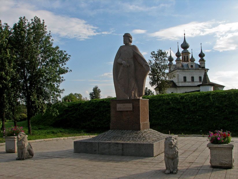 Памятник Юрию Долгорукому