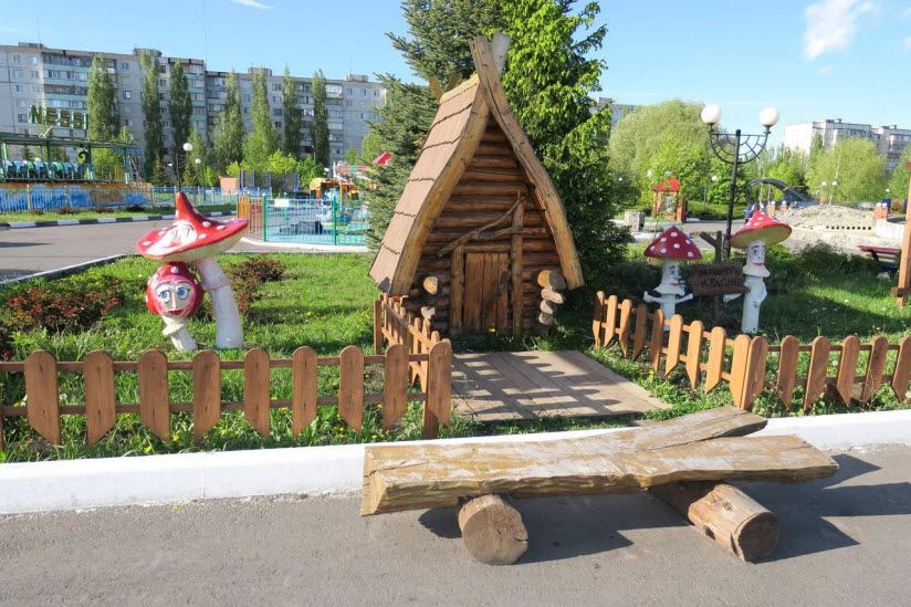 Избушка и мухоморы