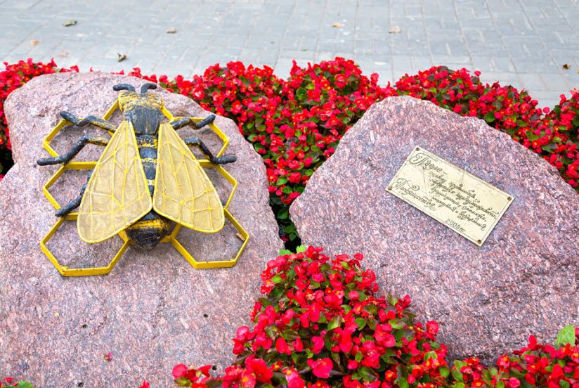 Памятник Пчеле