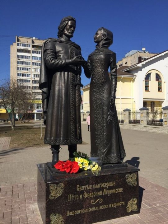 Памятник Петру и Февронии