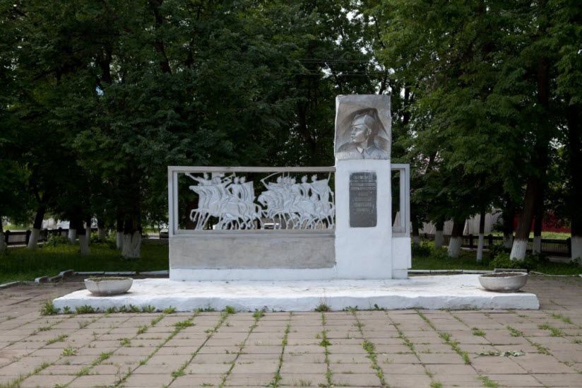 Памятник С.М. Патоличеву