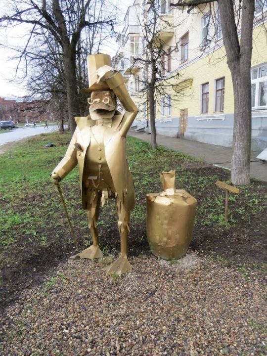 Памятник Скруджу Макдаку