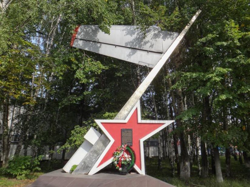 Памятник на взлетной полосе Ногинского аэроклуба