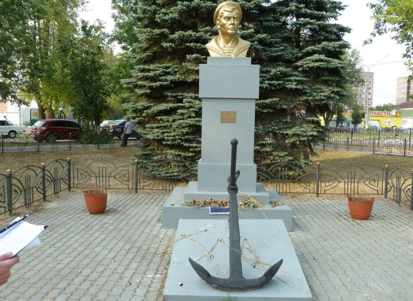 Памятник матросу Железняку
