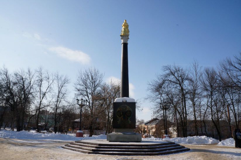 Колонна со скульптурой Екатерины II