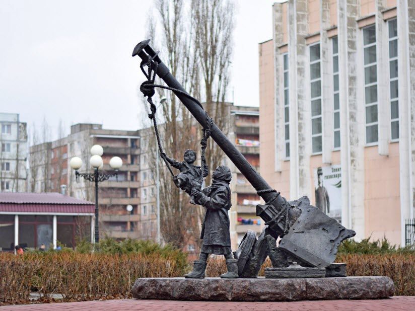Скульптура «Качели»