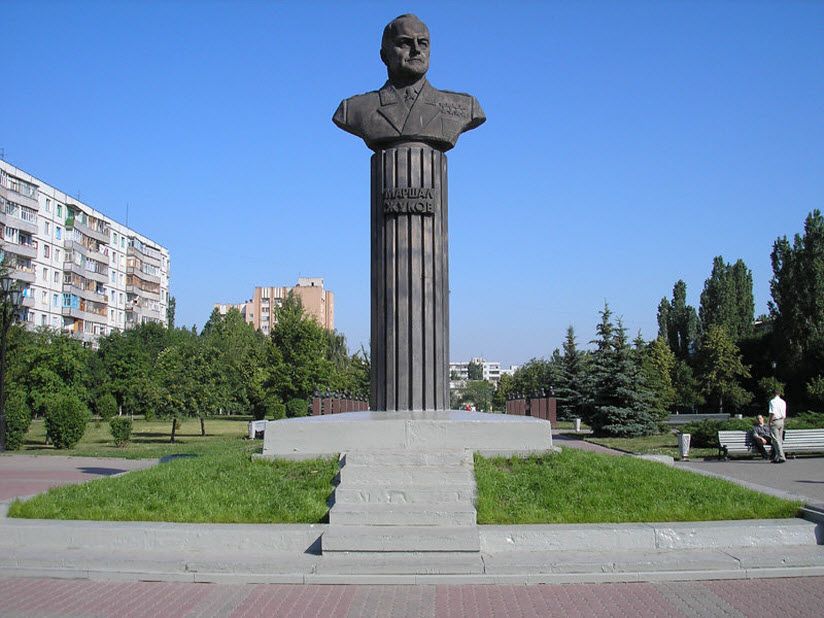 Памятник Жукову
