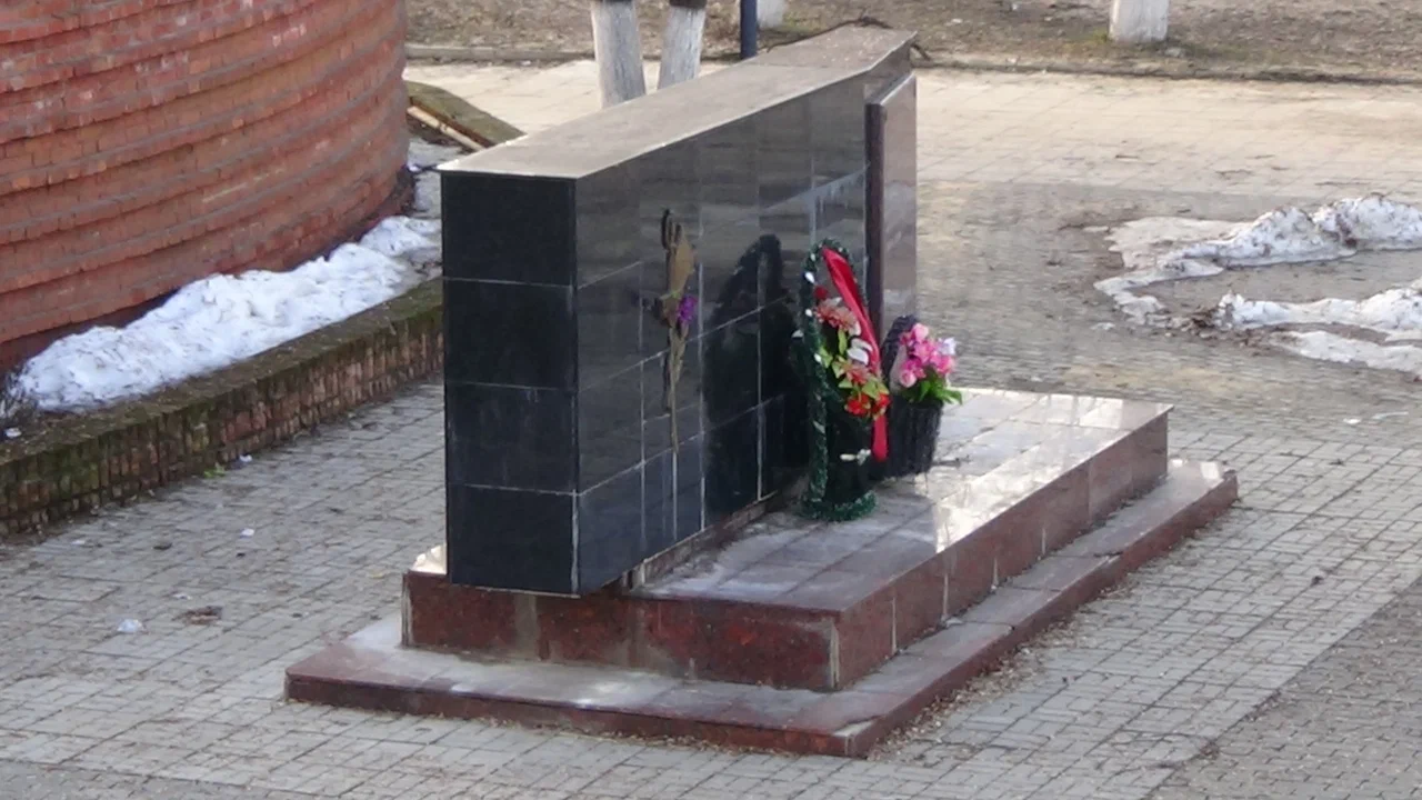 Памятник комсомольцам