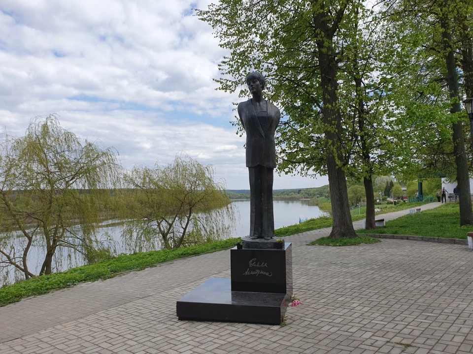Памятник Белле Ахмадулиной