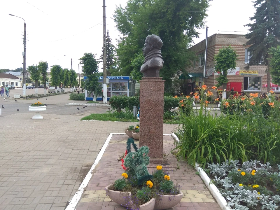 Бюст генерал-лейтенанта М. Ефремова