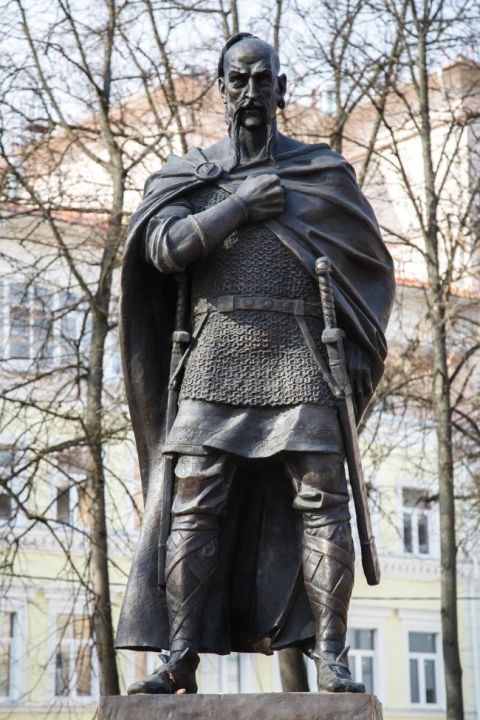 Памятник Князю Святославу