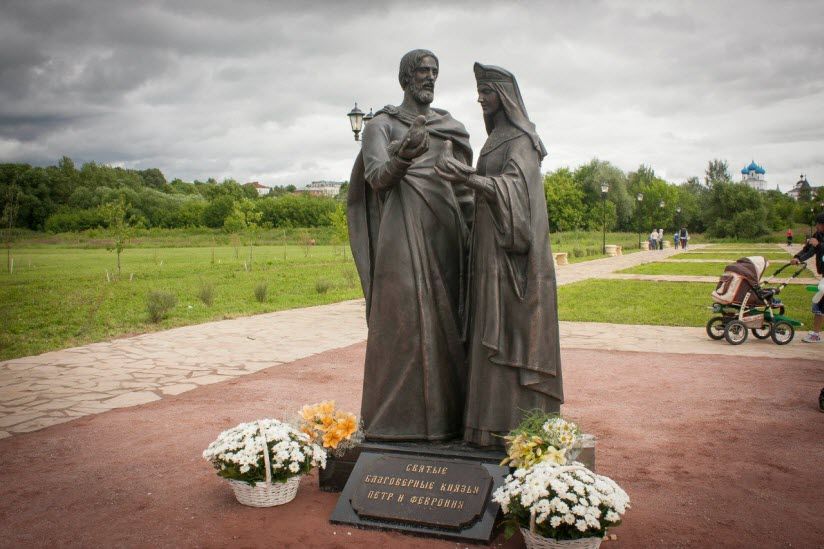 Памятник Петру и Февронии