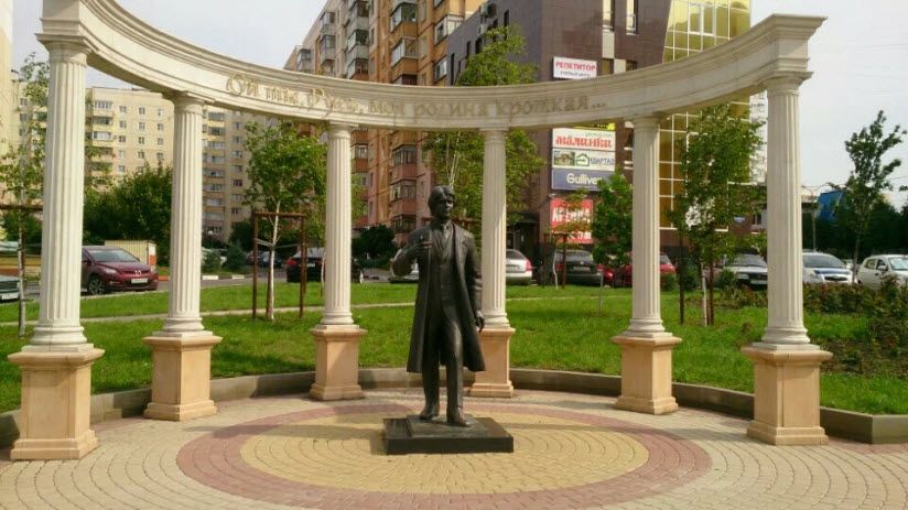 Памятник Есенину