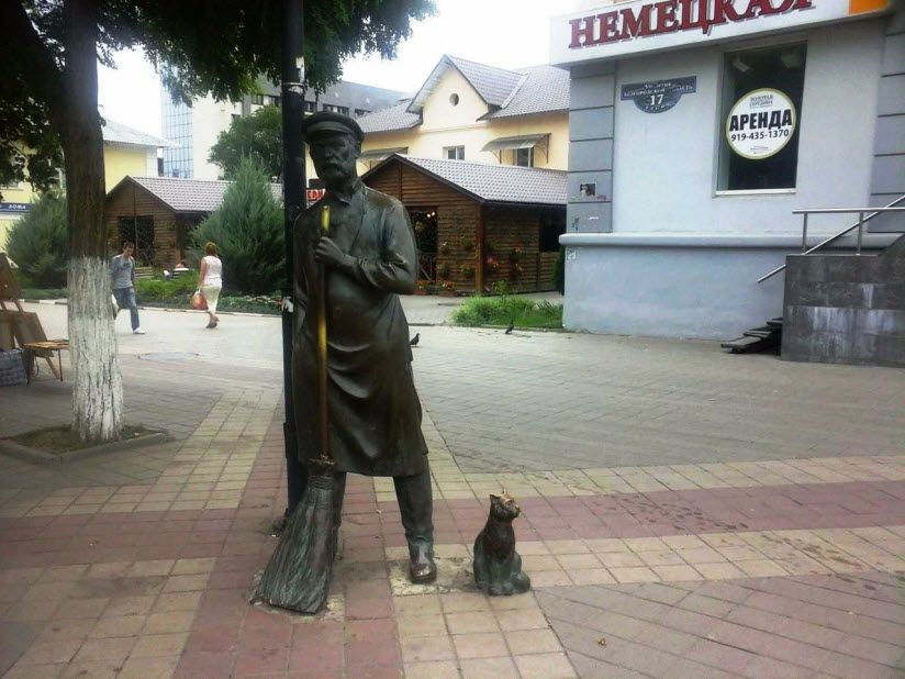 Скульптурная группа Дворник и кот Васька