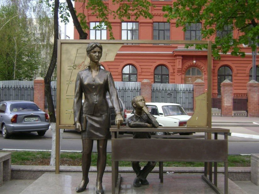 Скульптура Учительница первая моя