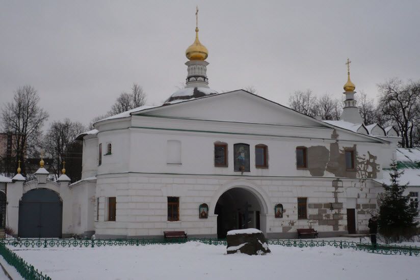 Никольский надвратный храм