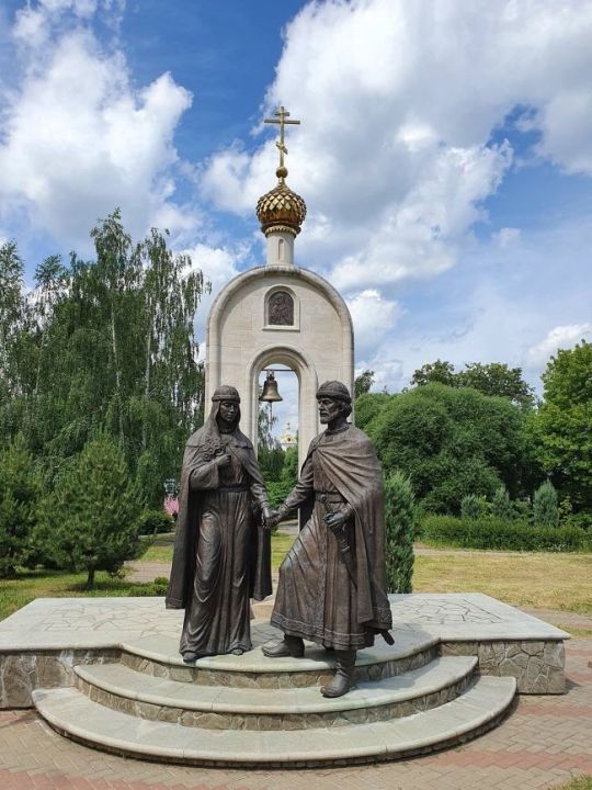 Памятник Петру и Февронии