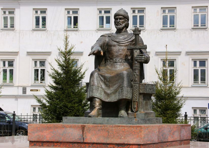 Памятник Юрию Долгорукому