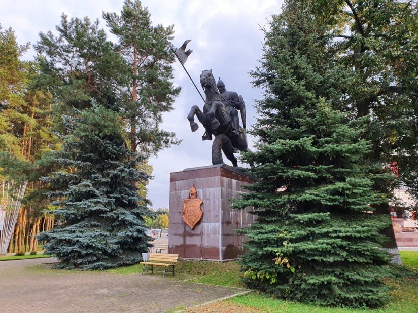 Скульптура Витязь, поражающий змея
