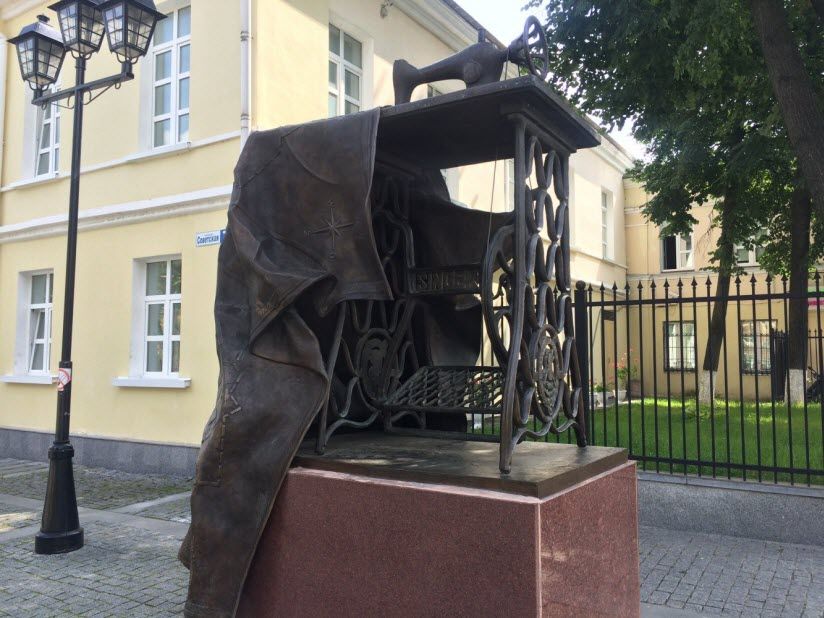 Памятник швейной машинке «Зингер»