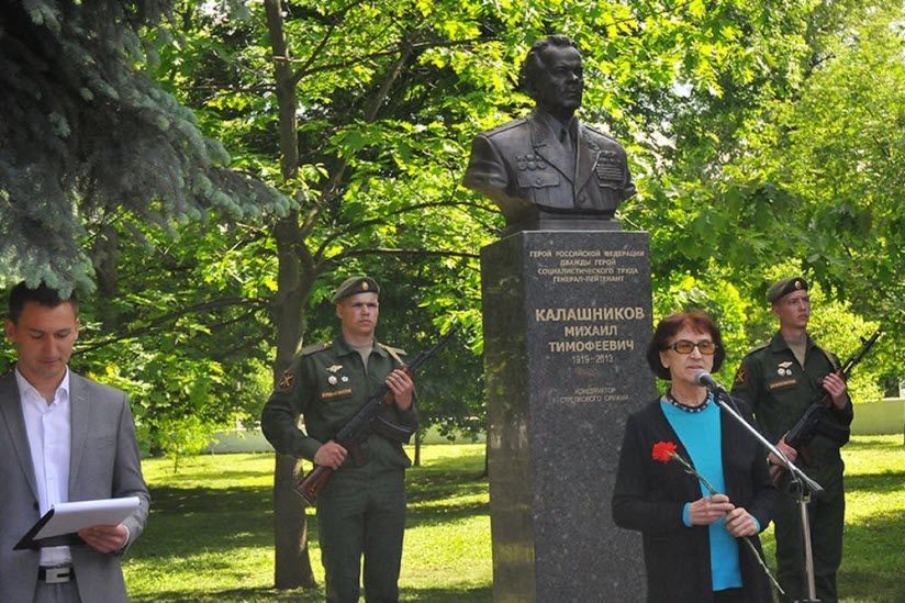 Памятник Калашникову