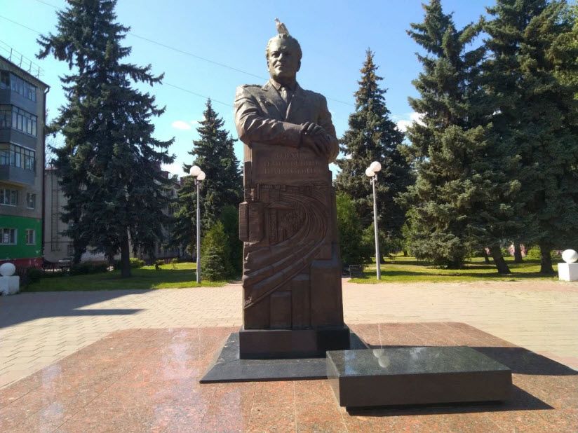 Памятник И.Л. Паристому