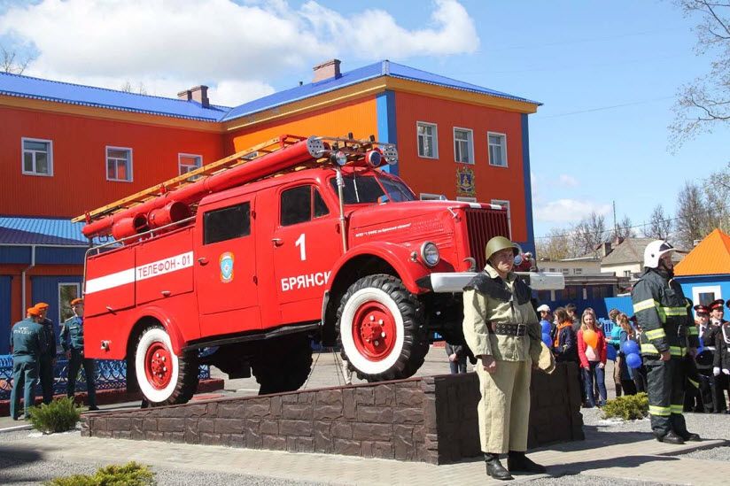 Памятник пожарной автоцистерне Газ-63
