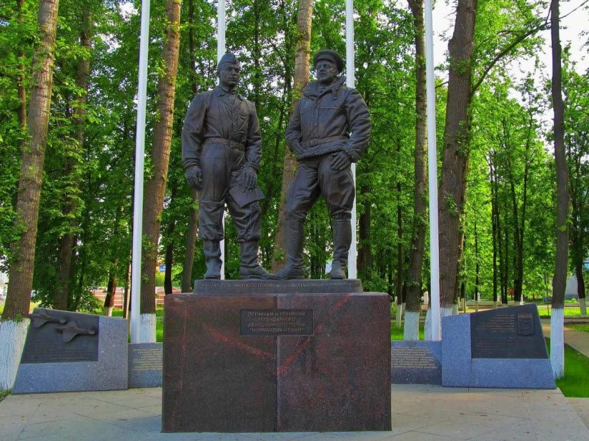 Памятник полку Нормандия-Неман