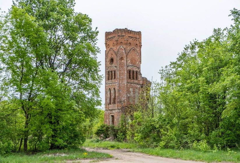 Угловая башня усадьбы Вешаловка