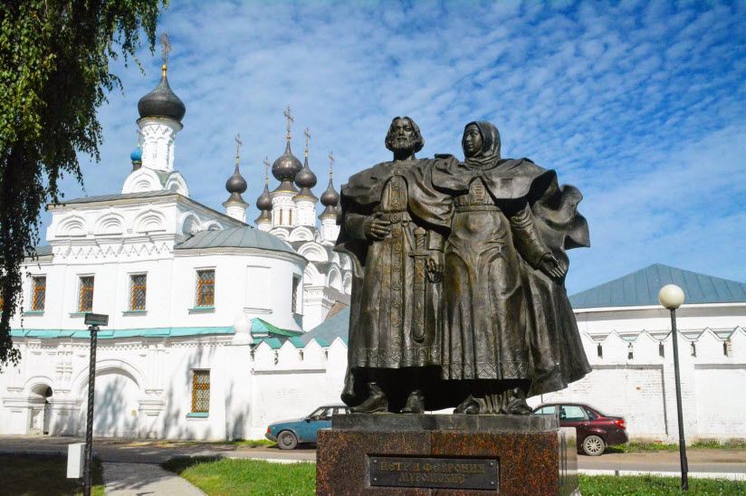 Памятник Петру и Февронии