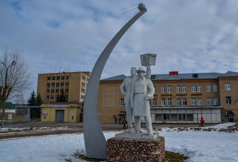 Памятник рабочему и инженеру