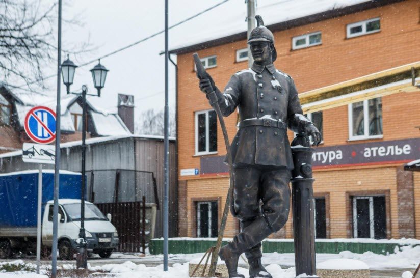 Скульптура Пожарный
