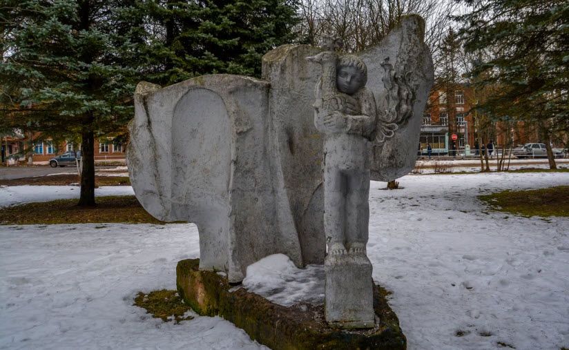 Скульптура Мальчик с птицей